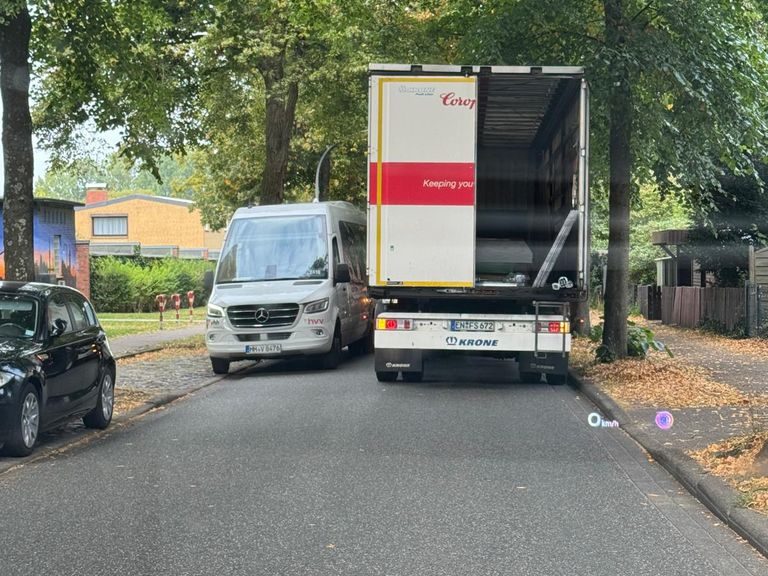 Sattelzug auf dem Glashütter Damm neben parkenden Fahrzeugen